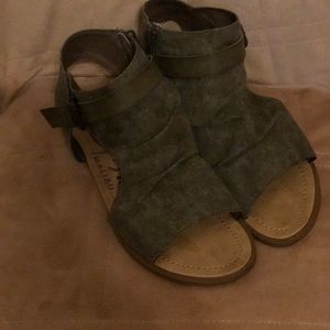 Ankle, zipped, flats!